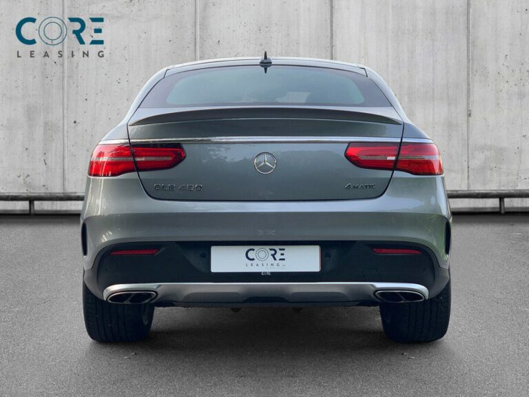 Sølvmetal Mercedes GLE450 AMG Coupé aut. 4Matic fra 2015 parkeret foran en betonmur. CORE Leasing A/S er eksperter i Mercedes leasing.