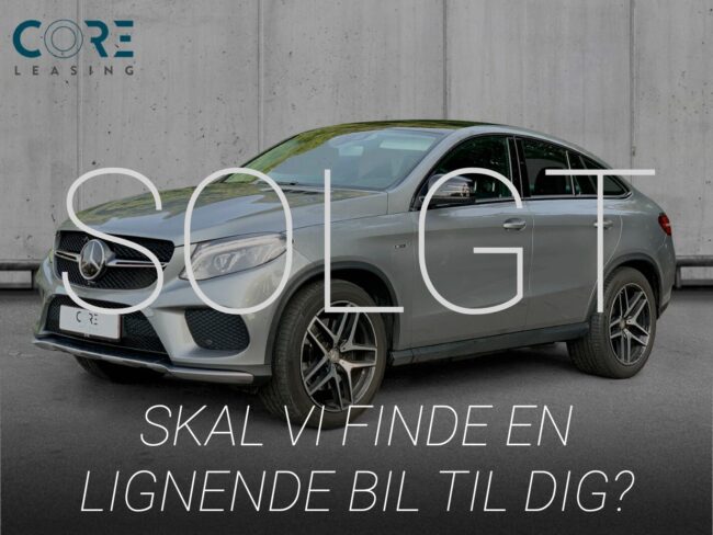 Sølvmetal Mercedes GLE450 AMG Coupé aut. 4Matic fra 2015 parkeret foran en betonmur. CORE Leasing A/S er eksperter i Mercedes leasing.