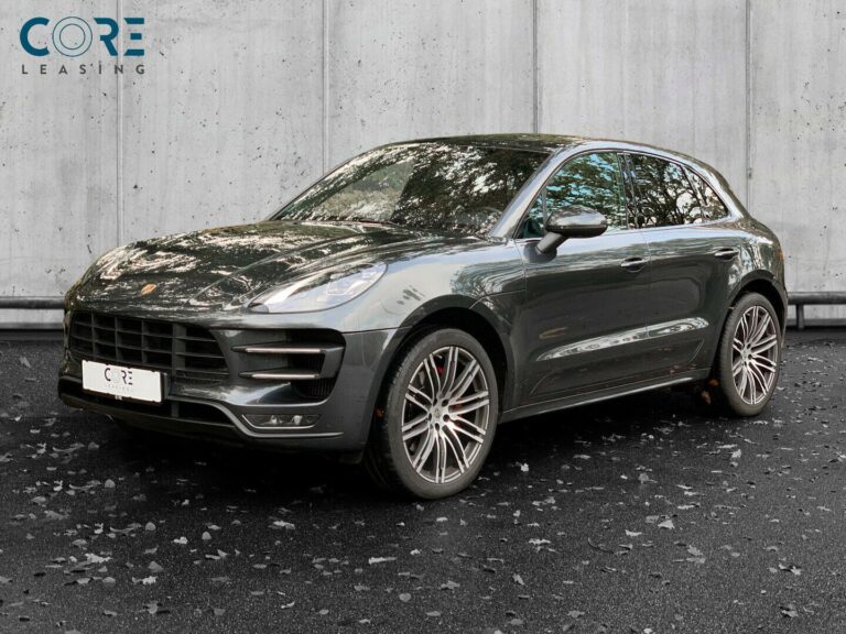 Gråmetal Porsche Macan Turbo PDK fra 2016 parkeret foran en betonmur. CORE Leasing A/S er eksperter i Porsche leasing.