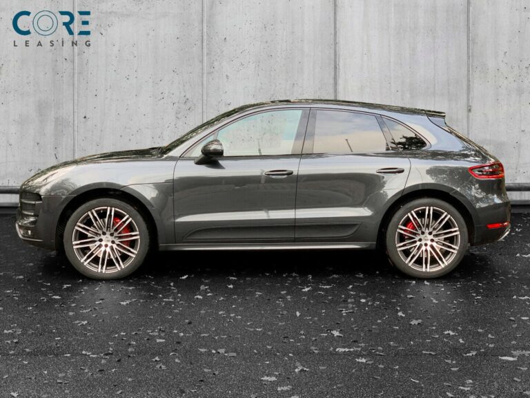 Gråmetal Porsche Macan Turbo PDK fra 2016 parkeret foran en betonmur. CORE Leasing A/S er eksperter i Porsche leasing.