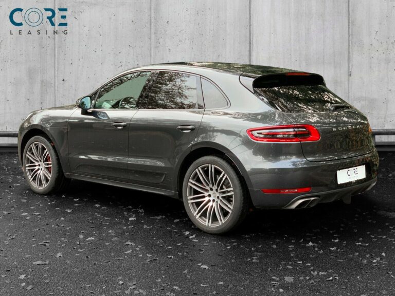 Gråmetal Porsche Macan Turbo PDK fra 2016 parkeret foran en betonmur. CORE Leasing A/S er eksperter i Porsche leasing.