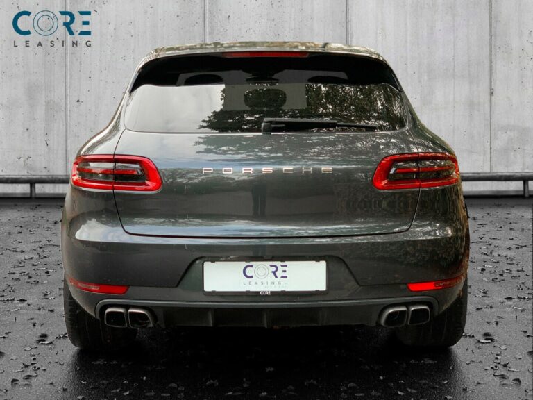 Gråmetal Porsche Macan Turbo PDK fra 2016 parkeret foran en betonmur. CORE Leasing A/S er eksperter i Porsche leasing.
