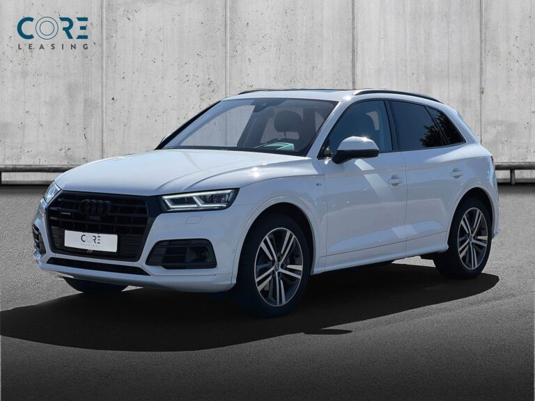 Hvid Audi Q5 TDi 190 S-line quattro S-tr. fra 2017 parkeret foran en betonmur. CORE Leasing A/S er eksperter i Audi leasing.