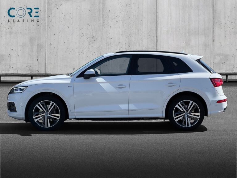 Hvid Audi Q5 TDi 190 S-line quattro S-tr. fra 2017 parkeret foran en betonmur. CORE Leasing A/S er eksperter i Audi leasing.