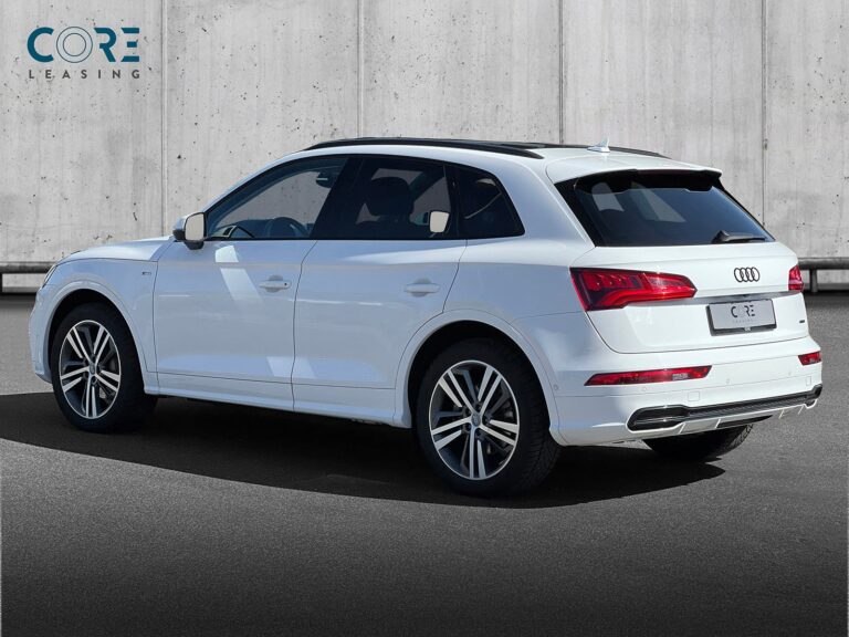 Hvid Audi Q5 TDi 190 S-line quattro S-tr. fra 2017 parkeret foran en betonmur. CORE Leasing A/S er eksperter i Audi leasing.