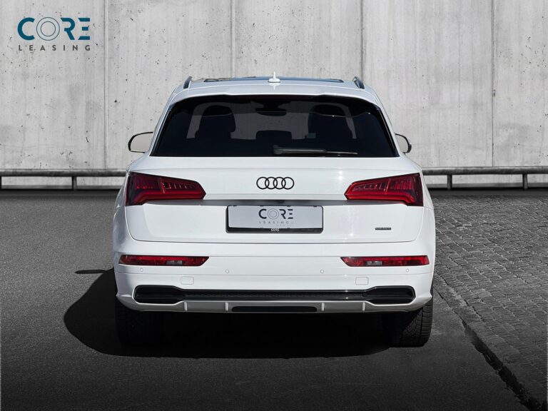 Hvid Audi Q5 TDi 190 S-line quattro S-tr. fra 2017 parkeret foran en betonmur. CORE Leasing A/S er eksperter i Audi leasing.