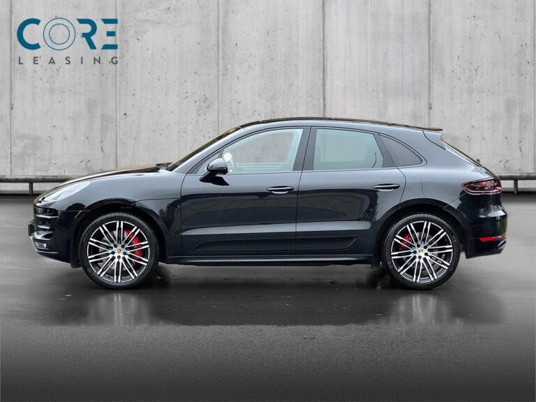Sortmetal Porsche Macan Turbo Performance PDK fra 2017 parkeret foran en betonmur. CORE Leasing A/S er eksperter i Porsche leasing.