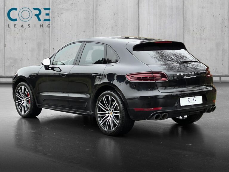 Sortmetal Porsche Macan Turbo Performance PDK fra 2017 parkeret foran en betonmur. CORE Leasing A/S er eksperter i Porsche leasing.