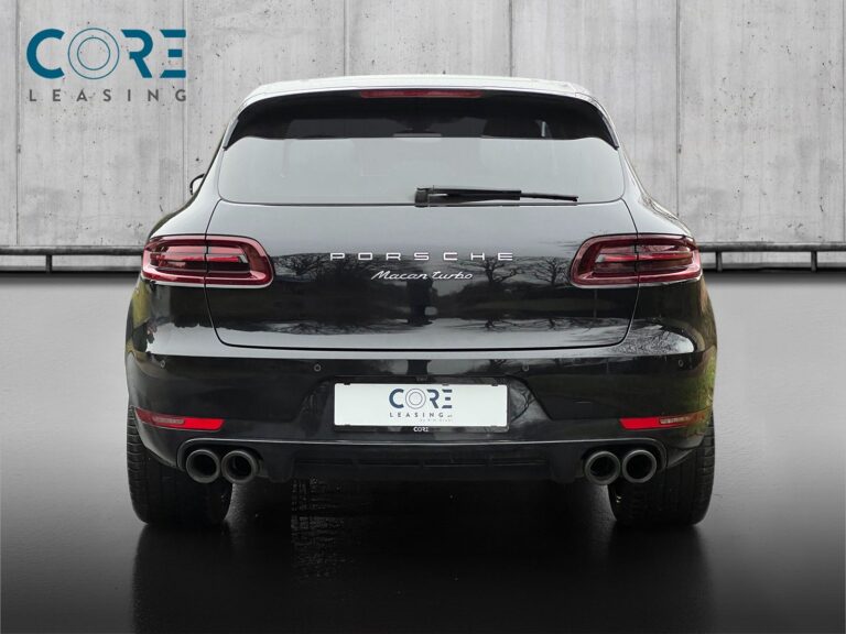 Sortmetal Porsche Macan Turbo Performance PDK fra 2017 parkeret foran en betonmur. CORE Leasing A/S er eksperter i Porsche leasing.