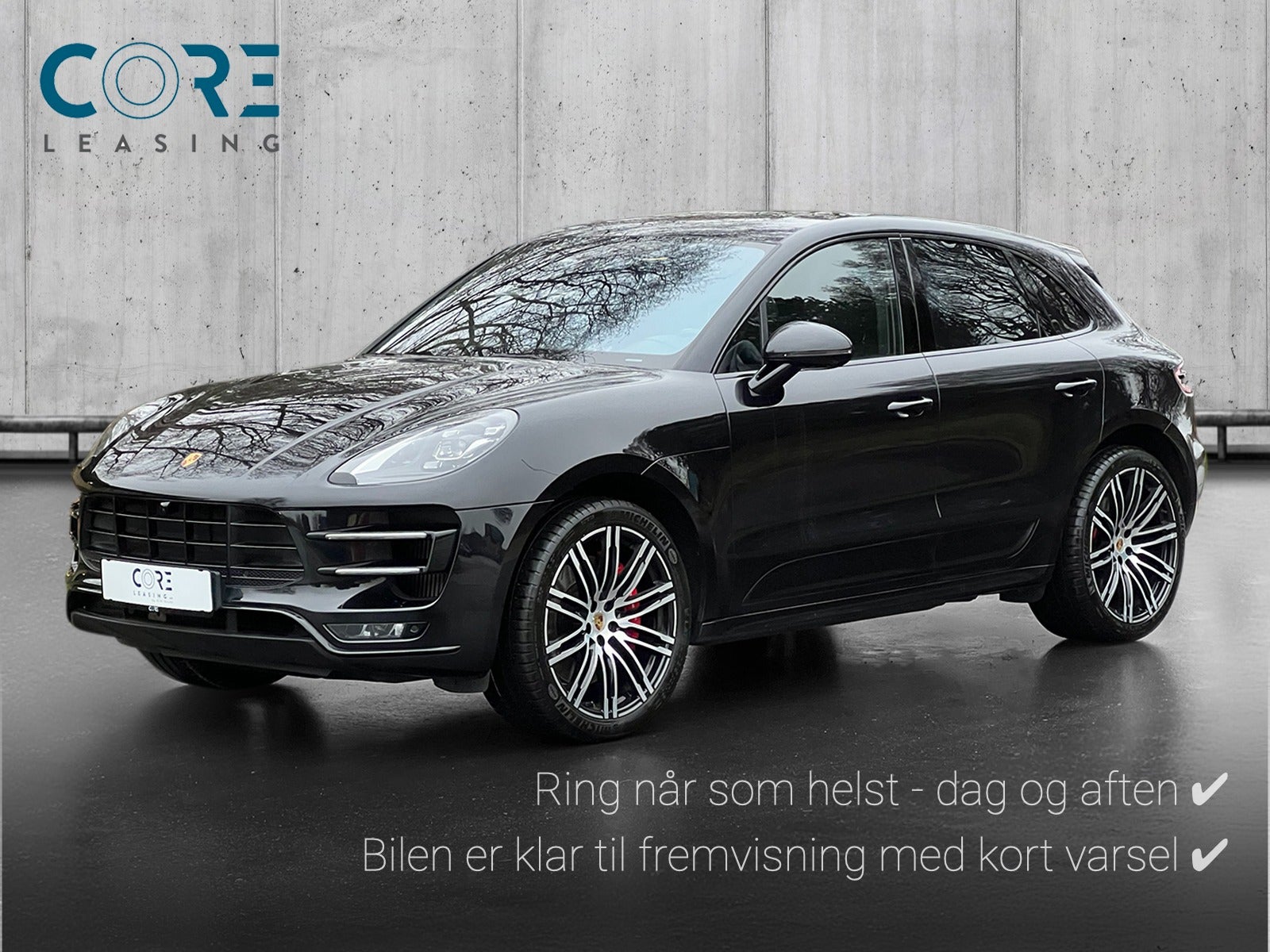 Sortmetal Porsche Macan Turbo Performance PDK fra 2017 parkeret foran en betonmur. CORE Leasing A/S er eksperter i Porsche leasing.