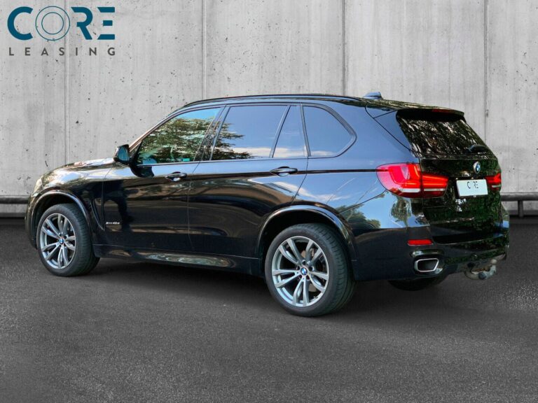 Sortmetal BMW X5 xDrive40d M-Sport aut. 7prs fra 2016 parkeret foran en betonmur. CORE Leasing A/S er eksperter i BMW leasing.