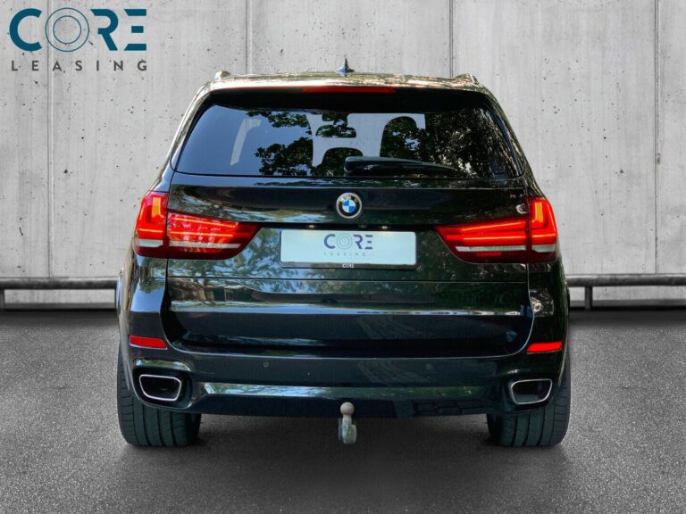 Sortmetal BMW X5 xDrive40d M-Sport aut. 7prs fra 2016 parkeret foran en betonmur. CORE Leasing A/S er eksperter i BMW leasing.