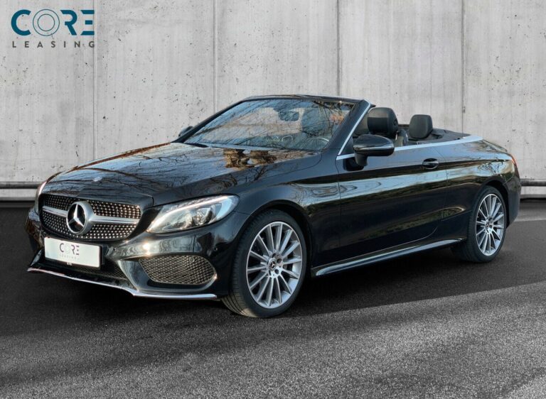 Sortmetal Mercedes C200 AMG Line Cabriolet aut. fra 2017 parkeret foran en betonmur. CORE Leasing A/S er eksperter i Mercedes leasing.