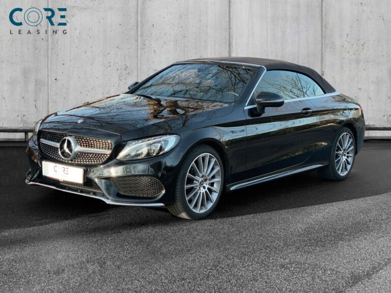 Sortmetal Mercedes C200 AMG Line Cabriolet aut. fra 2017 parkeret foran en betonmur. CORE Leasing A/S er eksperter i Mercedes leasing.