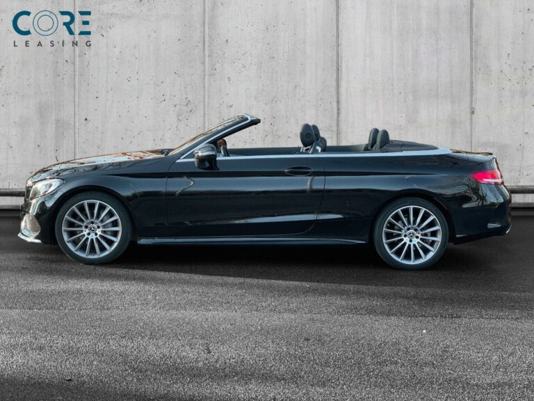 Sortmetal Mercedes C200 AMG Line Cabriolet aut. fra 2017 parkeret foran en betonmur. CORE Leasing A/S er eksperter i Mercedes leasing.