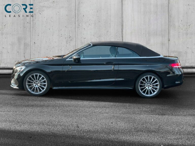 Sortmetal Mercedes C200 AMG Line Cabriolet aut. fra 2017 parkeret foran en betonmur. CORE Leasing A/S er eksperter i Mercedes leasing.