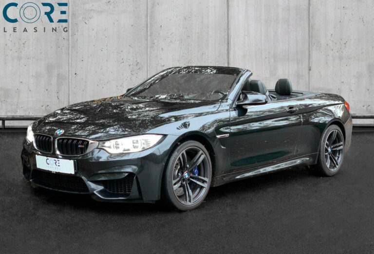 Sortmetal BMW M4 Cabriolet aut. fra 2016 parkeret foran en betonmur. CORE Leasing A/S er eksperter i BMW leasing.