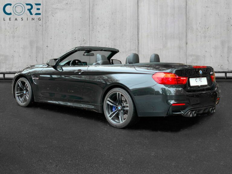 Sortmetal BMW M4 Cabriolet aut. fra 2016 parkeret foran en betonmur. CORE Leasing A/S er eksperter i BMW leasing.