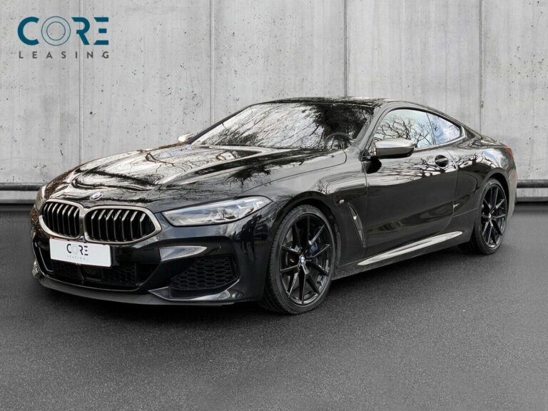 Sortmetal BMW M850i Coupé xDrive aut. fra 2018 parkeret foran en betonmur. CORE Leasing A/S er eksperter i BMW leasing.