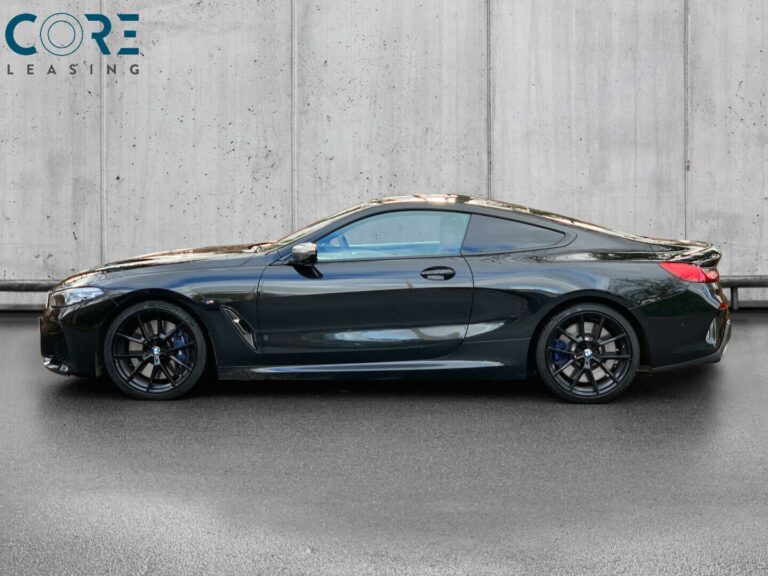 Sortmetal BMW M850i Coupé xDrive aut. fra 2018 parkeret foran en betonmur. CORE Leasing A/S er eksperter i BMW leasing.