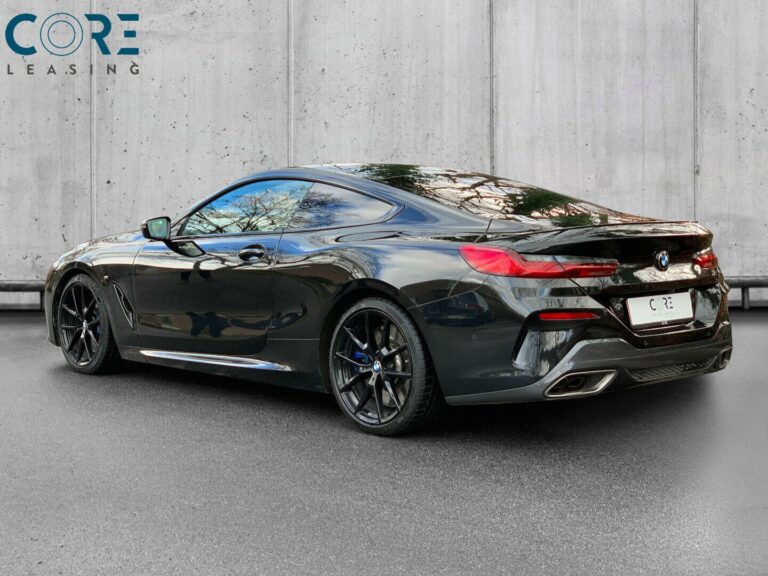 Sortmetal BMW M850i Coupé xDrive aut. fra 2018 parkeret foran en betonmur. CORE Leasing A/S er eksperter i BMW leasing.
