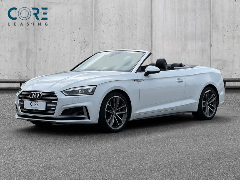 Hvidmetal Audi S5 TFSi Cabriolet quattro Tiptr. fra 2017 parkeret foran en betonmur. CORE Leasing A/S er eksperter i Audi leasing.