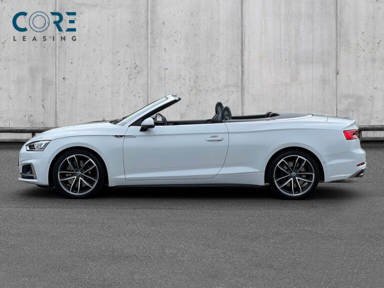 Hvidmetal Audi S5 TFSi Cabriolet quattro Tiptr. fra 2017 parkeret foran en betonmur. CORE Leasing A/S er eksperter i Audi leasing.