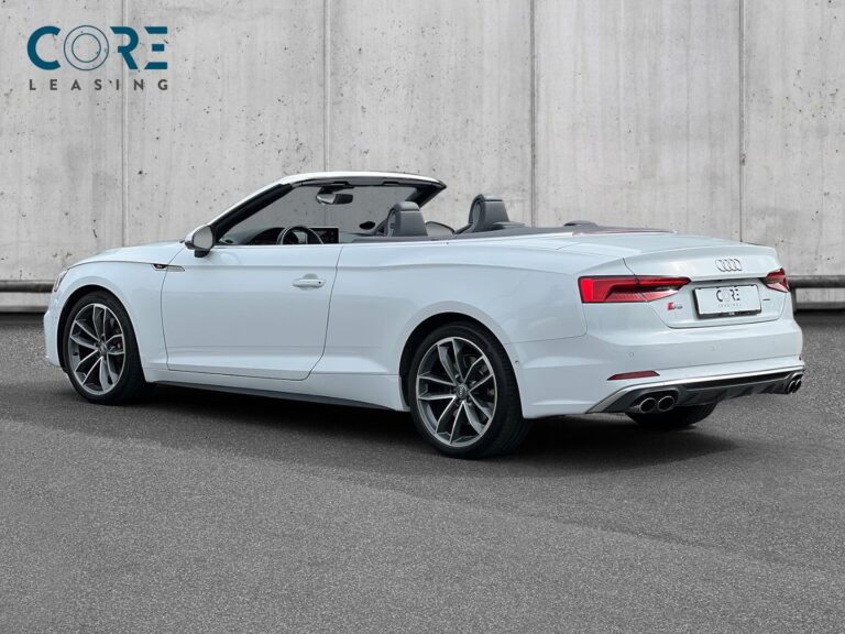 Hvidmetal Audi S5 TFSi Cabriolet quattro Tiptr. fra 2017 parkeret foran en betonmur. CORE Leasing A/S er eksperter i Audi leasing.