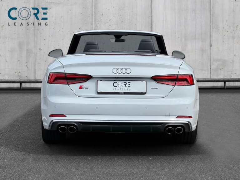 Hvidmetal Audi S5 TFSi Cabriolet quattro Tiptr. fra 2017 parkeret foran en betonmur. CORE Leasing A/S er eksperter i Audi leasing.
