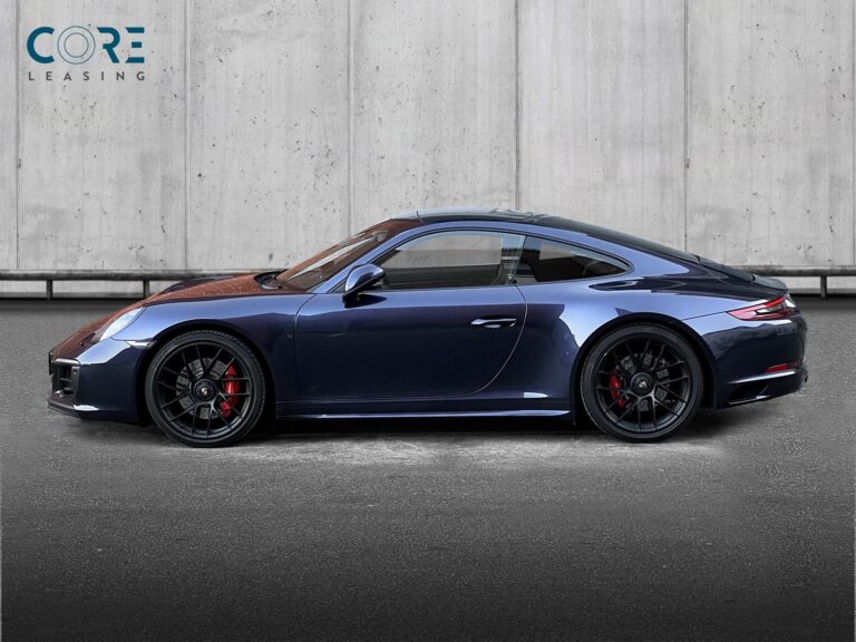 Lillametal Porsche 911 Carrera 4 GTS Coupé PDK fra 2018 parkeret foran en betonmur. CORE Leasing A/S er eksperter i Porsche leasing.