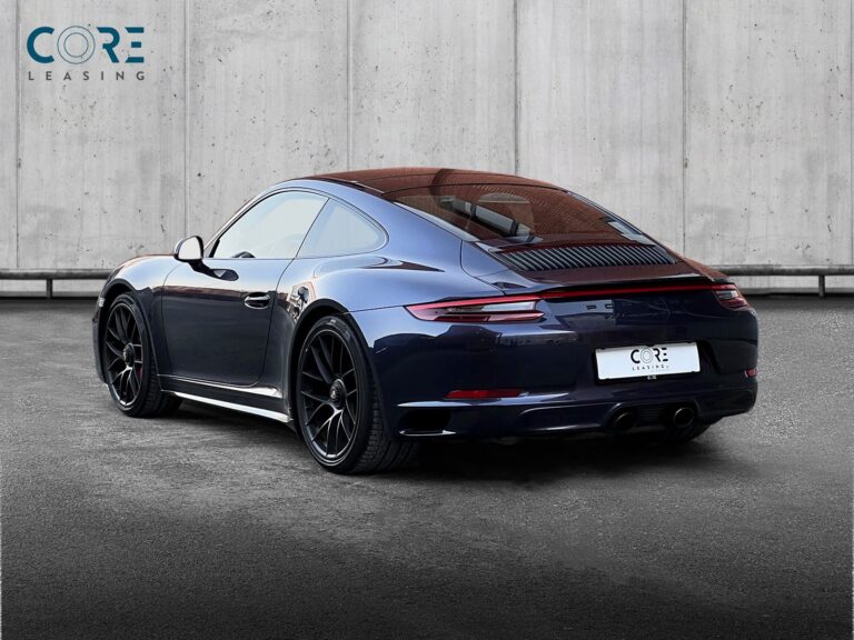 Lillametal Porsche 911 Carrera 4 GTS Coupé PDK fra 2018 parkeret foran en betonmur. CORE Leasing A/S er eksperter i Porsche leasing.
