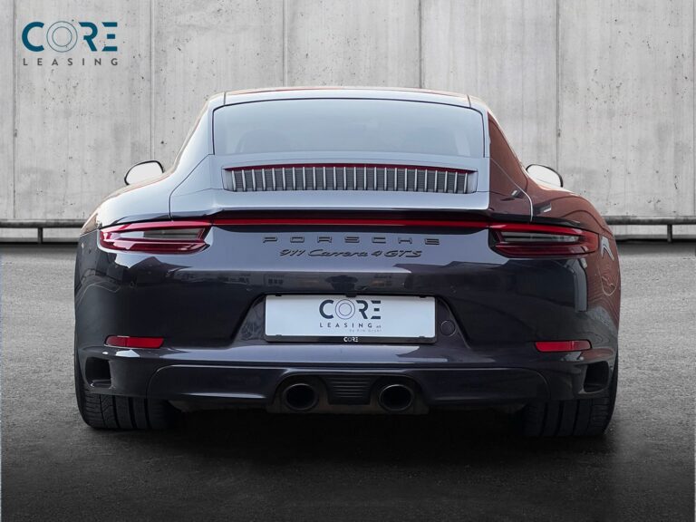 Lillametal Porsche 911 Carrera 4 GTS Coupé PDK fra 2018 parkeret foran en betonmur. CORE Leasing A/S er eksperter i Porsche leasing.