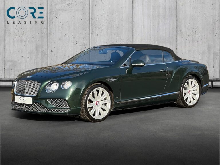 Grønmetal Bentley Continental GTC V8 S aut. fra 2016 parkeret foran en betonmur. CORE Leasing A/S er eksperter i Bentley leasing.