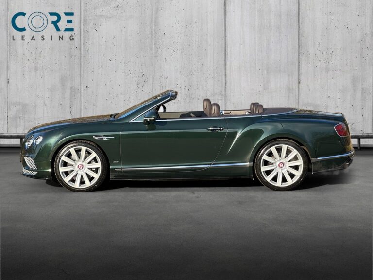 Grønmetal Bentley Continental GTC V8 S aut. fra 2016 parkeret foran en betonmur. CORE Leasing A/S er eksperter i Bentley leasing.