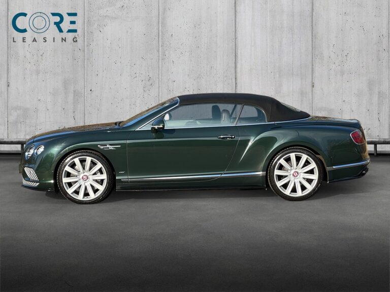 Grønmetal Bentley Continental GTC V8 S aut. fra 2016 parkeret foran en betonmur. CORE Leasing A/S er eksperter i Bentley leasing.