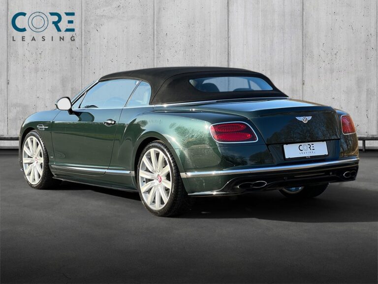 Grønmetal Bentley Continental GTC V8 S aut. fra 2016 parkeret foran en betonmur. CORE Leasing A/S er eksperter i Bentley leasing.