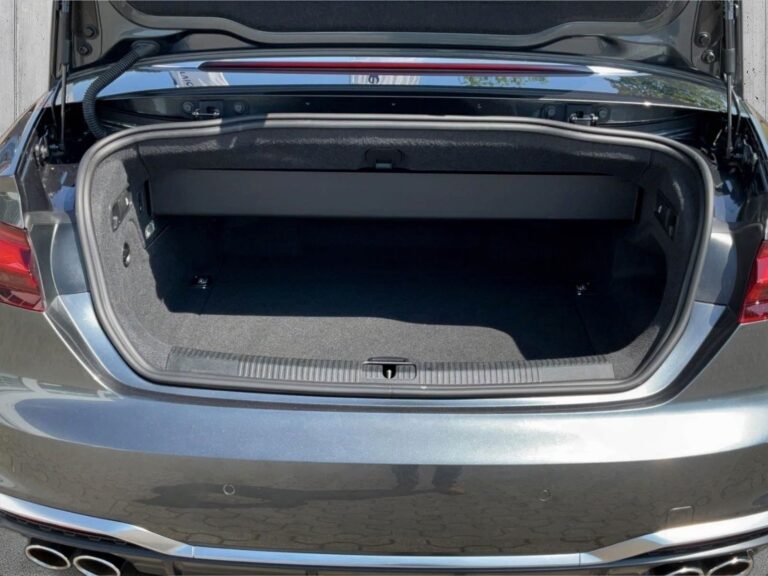 Blåmetal Audi S5 TFSi Cabriolet quattro Tiptr. fra 2023 parkeret foran en betonmur. CORE Leasing A/S er eksperter i Audi leasing.