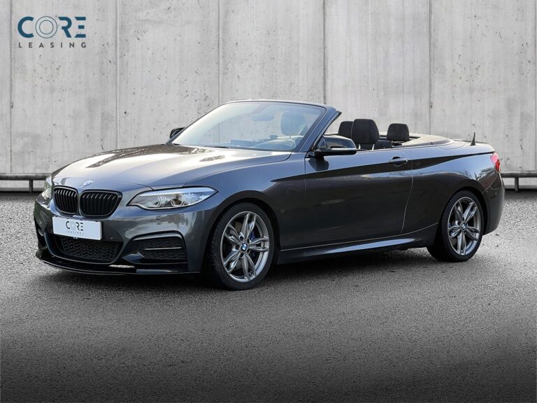 Gråmetal BMW M240i Cabriolet aut. fra 2018 parkeret foran en betonmur. CORE Leasing A/S er eksperter i BMW leasing.
