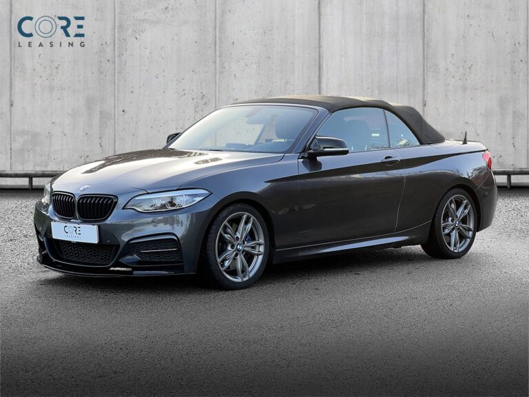 Gråmetal BMW M240i Cabriolet aut. fra 2018 parkeret foran en betonmur. CORE Leasing A/S er eksperter i BMW leasing.