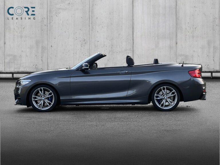 Gråmetal BMW M240i Cabriolet aut. fra 2018 parkeret foran en betonmur. CORE Leasing A/S er eksperter i BMW leasing.