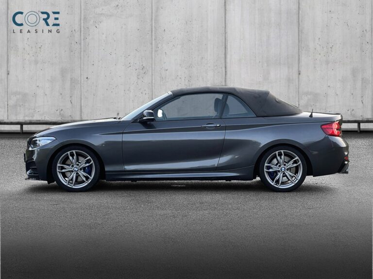 Gråmetal BMW M240i Cabriolet aut. fra 2018 parkeret foran en betonmur. CORE Leasing A/S er eksperter i BMW leasing.