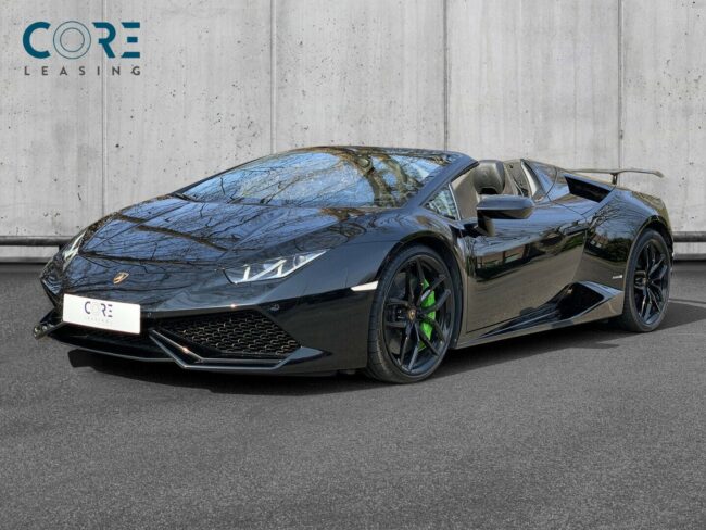 Sortmetal Lamborghini Huracan Spyder LP610-4 fra 2016 parkeret foran en betonmur. CORE Leasing A/S er eksperter i Lamborghini leasing.