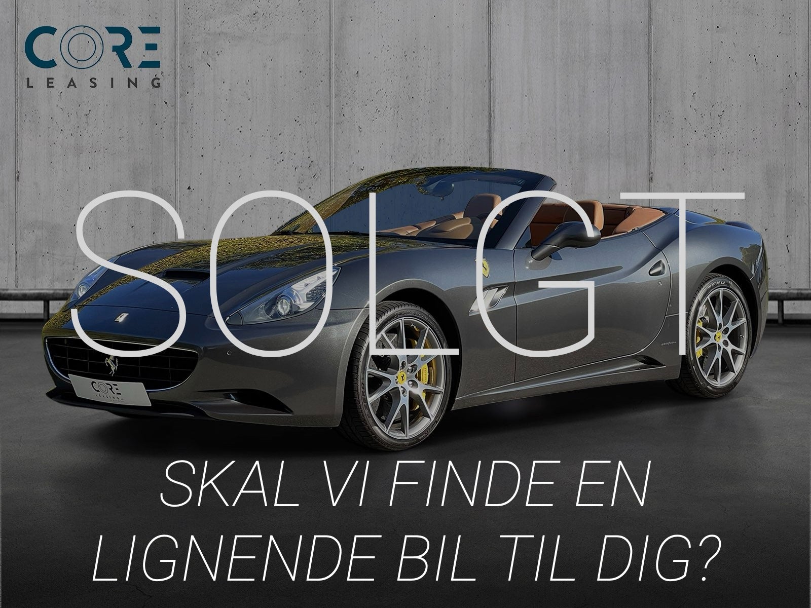 Gråmetal Ferrari California 30 F1 fra 2012 parkeret foran en betonmur. CORE Leasing A/S er eksperter i Ferrari leasing.