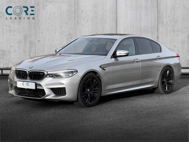 Sølvmetal BMW M5 xDrive aut. fra 2018 parkeret foran en betonmur. CORE Leasing A/S er eksperter i BMW leasing.