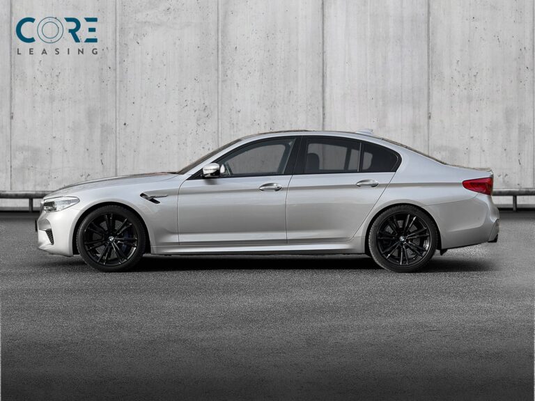 Sølvmetal BMW M5 xDrive aut. fra 2018 parkeret foran en betonmur. CORE Leasing A/S er eksperter i BMW leasing.