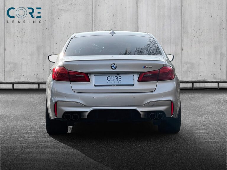 Sølvmetal BMW M5 xDrive aut. fra 2018 parkeret foran en betonmur. CORE Leasing A/S er eksperter i BMW leasing.