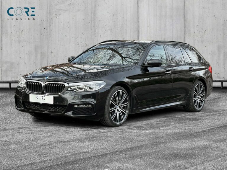 Sortmetal BMW 540d Touring M-Sport xDrive aut. fra 2018 parkeret foran en betonmur. CORE Leasing A/S er eksperter i BMW leasing.