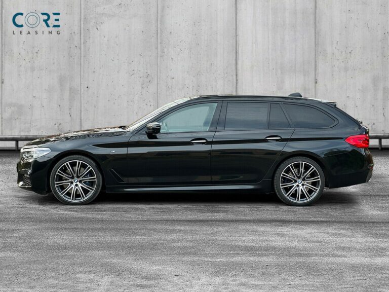 Sortmetal BMW 540d Touring M-Sport xDrive aut. fra 2018 parkeret foran en betonmur. CORE Leasing A/S er eksperter i BMW leasing.