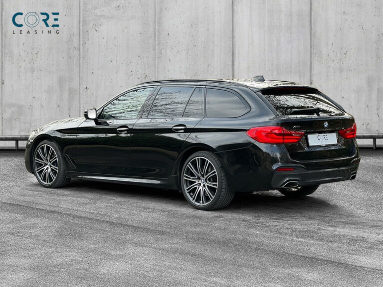 Sortmetal BMW 540d Touring M-Sport xDrive aut. fra 2018 parkeret foran en betonmur. CORE Leasing A/S er eksperter i BMW leasing.