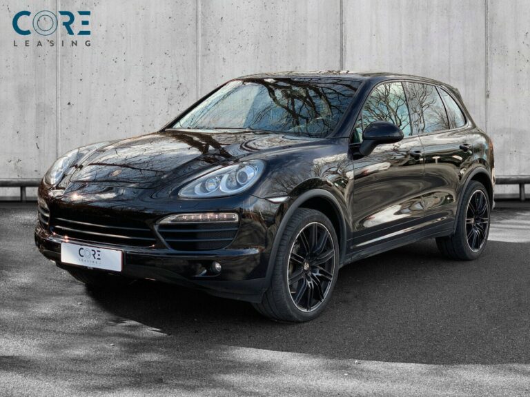 Sortmetal Porsche Cayenne S Tiptr. fra 2011 parkeret foran en betonmur. CORE Leasing A/S er eksperter i Porsche leasing.